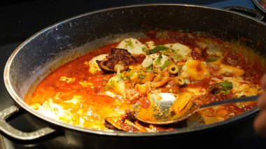 Shakshuka tavada servis yaptı. Domates soslu haşlanmış yumurta ile Orta Doğu geleneksel yemeği.