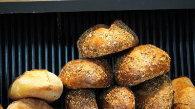 Fırında çeşitli taze mayalanmış somunlar.