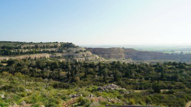 Kuzey İsrail 'de eski bir taş ocağı. Doğa medeniyete karşı savaşı kazandı.