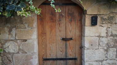 Taş gibi eski bir evin eski ahşap kapısı. Kuzey İsrail