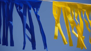 Rüzgarda asılı mavi ve sarı çizgiler (Ukrayna bayrağı, Ukrayna savaşı- kavramı)