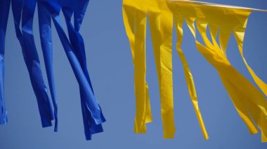 Rüzgarda asılı mavi ve sarı çizgiler (Ukrayna bayrağı, Ukrayna savaşı- kavramı)