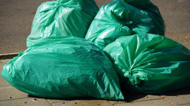 Atıklar, yeşil çöp torbaları ya da çöp torbaları. Çevre kirliliği felaketi.