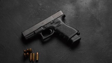 Modern yarı otomatik tabanca, Glock tabancası.