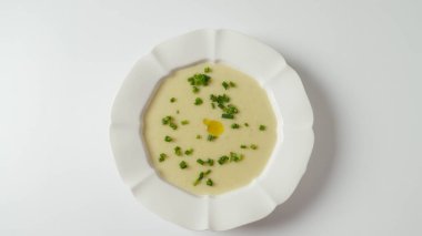 Vichyssoise, klasik Fransız dondurulmuş krema çorbası. Patates püresi ve üzerine soğan.