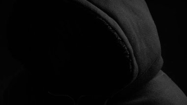 Kapüşonlu günlük spor kıyafetlerle siluet. Kimliği olmayan tanınmayan bir adam.