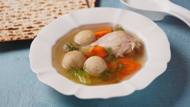 Diz kapaklı yahudi tavuk çorbası (matza yemeğinden yapılan toplar). Matzo topu çorbası.