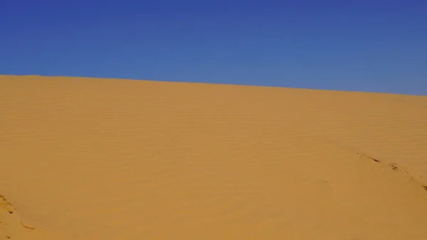 Dunes Sable Avec Des Ondulations Sable Ciel Bleu Clair Voyage — Photo