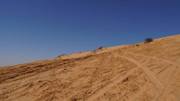 Песчаные Дюны Песчаной Рябью Ясным Голубым Небом Путешествие Фон Песком — стоковое фото