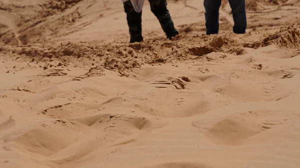 Detalhe Das Pernas Dos Homens Andando Sobre Uma Duna Areia — Fotografia de Stock