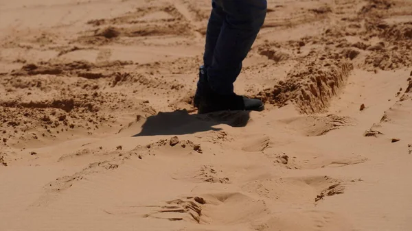 Detalhe Perna Homem Andando Uma Duna Areia — Fotografia de Stock