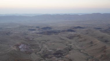 Güney İsrail 'deki Negev Çölü' ndeki büyük krater HaMakhtesh HaGadol 'un gündoğumu manzarası. Büyük bir erozyon sirkinin jeolojik bir alanı.