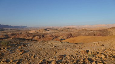 Güney İsrail 'deki Negev Çölü' ndeki büyük krater HaMakhtesh HaGadol 'un gündoğumu manzarası. Büyük bir erozyon sirkinin jeolojik bir alanı.