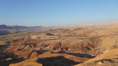 Güney İsrail 'deki Negev Çölü' ndeki büyük krater HaMakhtesh HaGadol 'un gündoğumu manzarası. Büyük bir erozyon sirkinin jeolojik bir alanı.