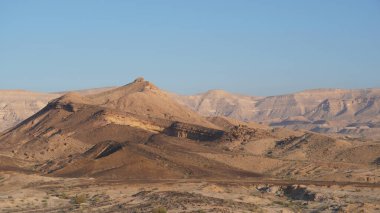 Güney İsrail 'deki Negev Çölü' ndeki büyük krater HaMakhtesh HaGadol 'un gündoğumu manzarası. Büyük bir erozyon sirkinin jeolojik bir alanı.