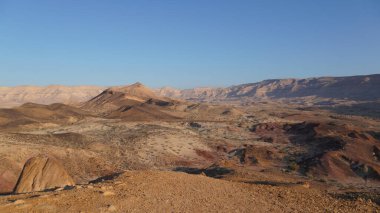 Güney İsrail 'deki Negev Çölü' ndeki büyük krater HaMakhtesh HaGadol 'un gündoğumu manzarası. Büyük bir erozyon sirkinin jeolojik bir alanı.