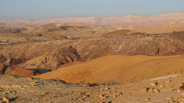 이스라엘 사막에 분화구 테스하 그것은 원시형의 지질학적 지형이다 — 스톡 사진