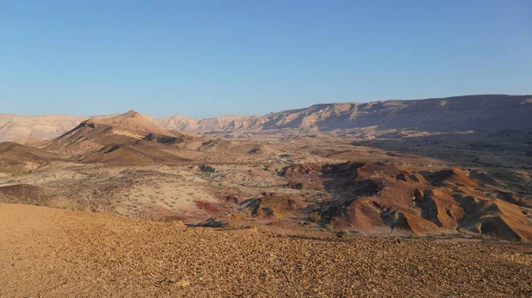Hamakhesh Hagadolの日の出ビューは ネゲヴ砂漠 南イスラエルの大きなクレーター 大規模な浸食サークルの地質地形です — ストック写真
