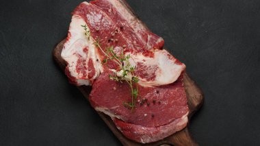 Tahtada taze çiğ et ve baharatlar pişirmeye hazır.