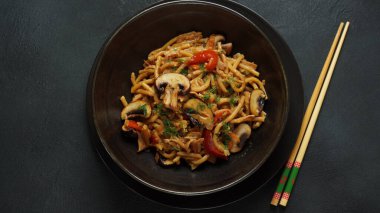 Çin usulü kızarmış erişte, mantarlı ve çubuklu.