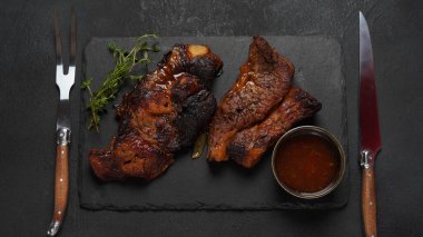 Sos ile servis edilen baharatlı dana biftek.