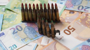 Para banknotlarındaki silahtan çıkan mühimmat. Avro parası, özgeçmişi. Kira sözleşmesi konsepti. Ordu konsepti.