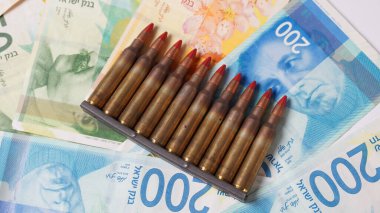 Para banknotlarındaki silahtan çıkan mühimmat. Avro parası, özgeçmişi. Kira sözleşmesi konsepti. Ordu konsepti.