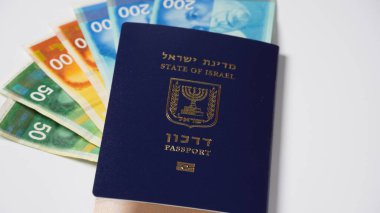 Mavi İsrail pasaportu (darkon). Altın damgalı pasaport Biyometrik işaret ve renkli İsrail banknotları
