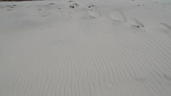 白沙沙丘 波纹和一缕沙子被吹出山顶 — 图库照片