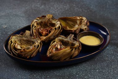 Sarımsaklı, biberiyeli ve soslu fırın.