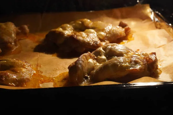 新鮮な鶏ステーキオーブンで肉をグリルします オーブンで柔らかくジューシーな肉を調理 — ストック写真