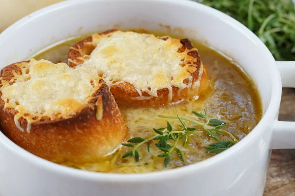 Una Clásica Sopa Cebolla Francesa Con Queso Gruyere Baguette Tostada — Foto de Stock