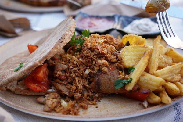 Comida Carne Grega Tradicional Turca Pão Pita Tzatziki Gyros Pita — Fotografia de Stock