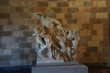 Rodos Şövalyelerinin Büyük Üstadı 'nın sarayı. Saray 14. yüzyılda inşa edildi ve 1988 yılından beri UNESCO Dünya Mirası olarak listeleniyor.