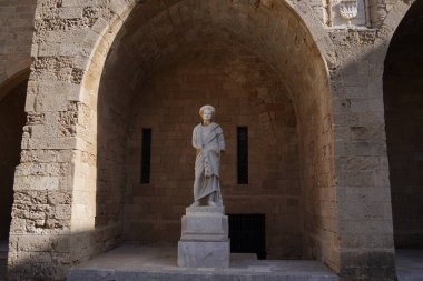 Rodos Şövalyelerinin Büyük Üstadı 'nın sarayındaki antik heykeller.