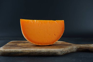 Kırmızı Leicester Peyniri ahşap kesim tahtasında