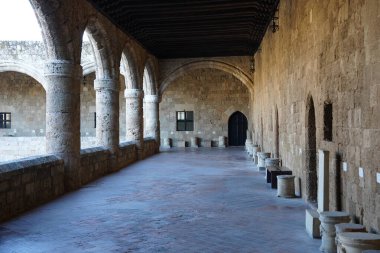 Rodos Adası 'ndaki arkeoloji müzesinin içi. Taş mahzenleri olan bir avlu. Yunanistan 'ın eski Rodos kenti