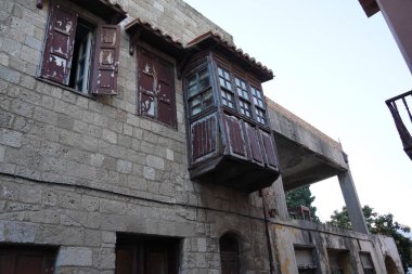 Yunanistan 'ın Rodos şehrinde ortaçağ dar sokakları ve eski harabe evler