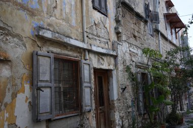 Yunanistan 'ın Rodos şehrinde ortaçağ dar sokakları ve eski harabe evler