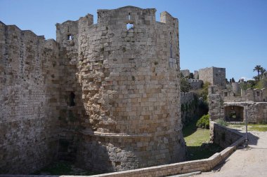 Rodos 'un devasa antik duvarları. Yunanistan 'ın Rodos kentinde ortaçağ kenti