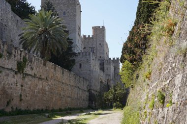 Rodos 'un devasa antik duvarları. Yunanistan 'ın Rodos kentinde ortaçağ kenti