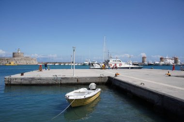 Dodecanese adasındaki Mandraki Limanı, yelkenli tekneleri