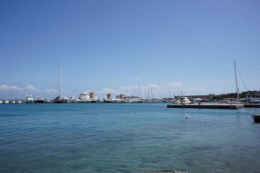 Dodecanese adasındaki Mandraki Limanı, yelkenli tekneleri