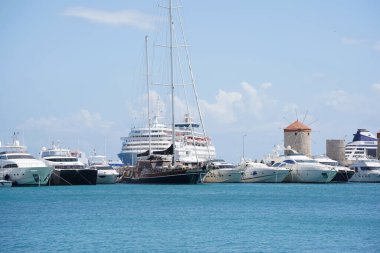 Dodecanese adasındaki Mandraki Limanı, yelkenli tekneleri