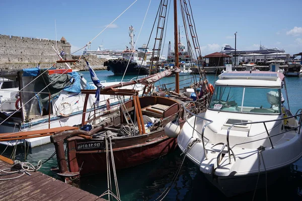 Mandraki Kikötő Rhodes Dodekániai Szigetén Vitorlás Hajók — Stock Fotó