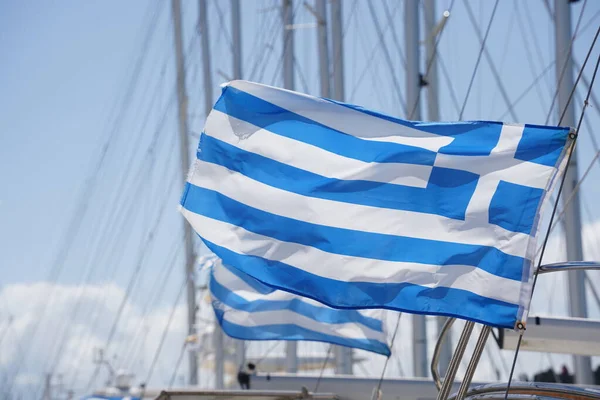 Grecka Flaga Machająca Nad Jachtem Rodos — Zdjęcie stockowe
