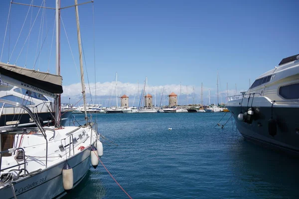 Mandraki Kikötő Rhodes Dodekániai Szigetén Vitorlás Hajók — Stock Fotó