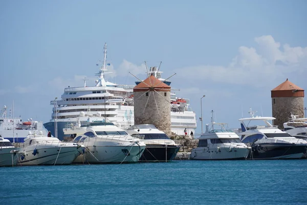 Dodecanese Adasındaki Mandraki Limanı Yelkenli Tekneleri — Stok fotoğraf