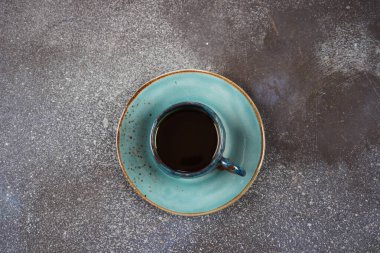 Kahve fincanı mavi masada. Kahve konsepti