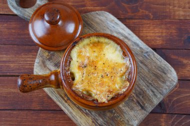 Peynir kabuğunun altında fırında pişmiş patatesle pişirilmiş sığır eti. Kırsal biçim